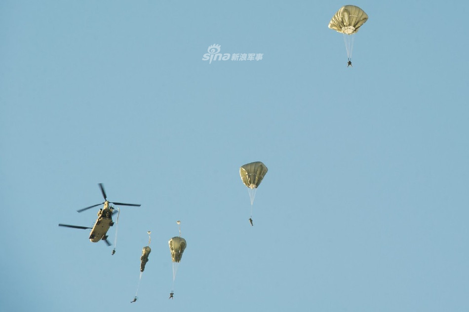 Nhảy dù xuống tuyết cũng giống như nhảy dù xuống mặt nước, người lính sẽ không thể xác định được tuyết dày bao nhiêu, rất dễ mắc chấn thương nếu tiếp đất không chuẩn xác. Nguồn ảnh: Sina.