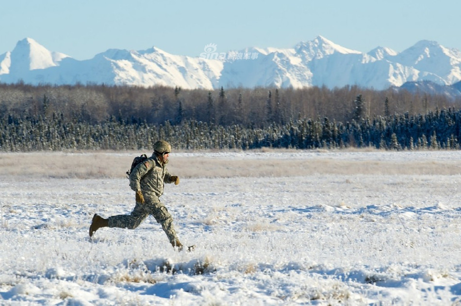 Lính Mỹ di chuyển về khu vực tập kết của đồng đội sau khi tiếp đất thành công. Nguồn ảnh: Sina.