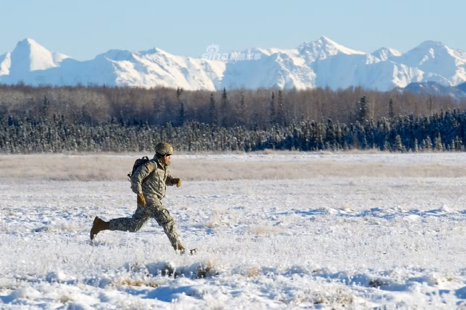 Lính Mỹ di chuyển về khu vực tập kết của đồng đội sau khi tiếp đất thành công. Nguồn ảnh: Sina.