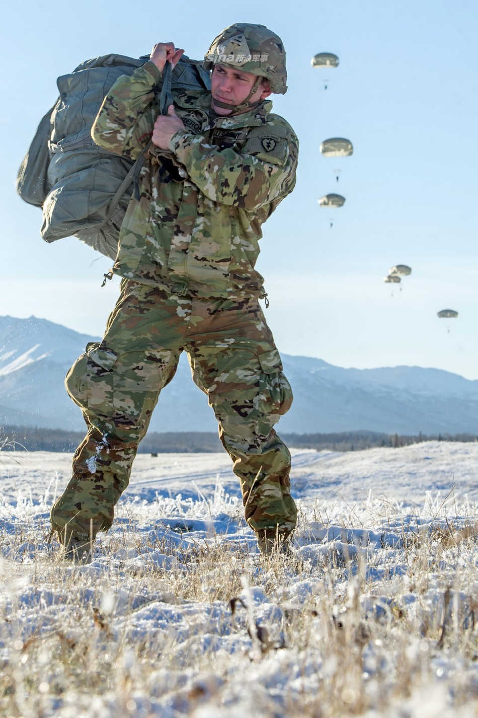 Trang bị của lính dù Mỹ trong buổi tập trận vừa rồi cũng chỉ bao gồm dù chính và dù dự phòng, không có áo giáp và vũ khí nên rất gọn nhẹ. Thông thường trong các chiến dịch tấn công, lính dù thường mang theo ít nhất 60 kg trang bị. Nguồn ảnh: Sina.