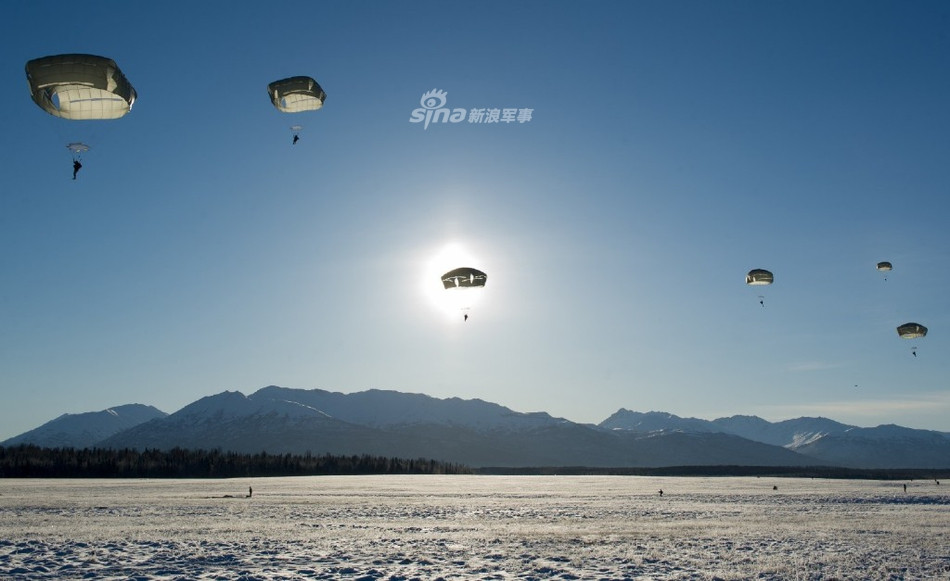 Thông thường, những đơn vị lính dù kinh nghiệm nhất sẽ nhảy xuống trước, từ đó những toán nhảy sau có thể dựa vào việc nhìn đồng đội của mình để xác định được chính xác khoảng cách tới mặt đất và độ dày của tuyết để có pha tiếp đất chuẩn. Nguồn ảnh: Sina.