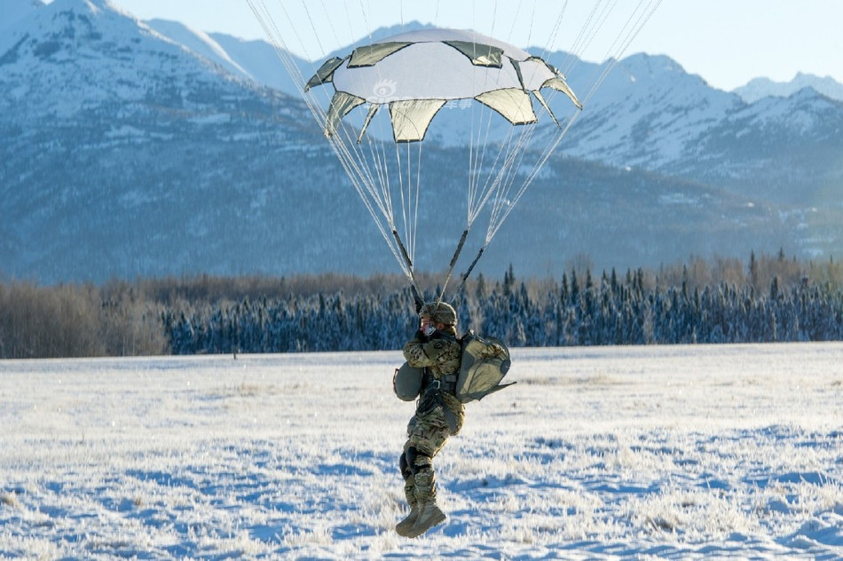 Lực lượng tham gia cuộc huấn luyện nhảy dù mới đây của Lục quân Mỹ là Lữ đoàn dù số 4 thuộc Sư đoàn bộ binh số 25. Nguồn ảnh: Sina.