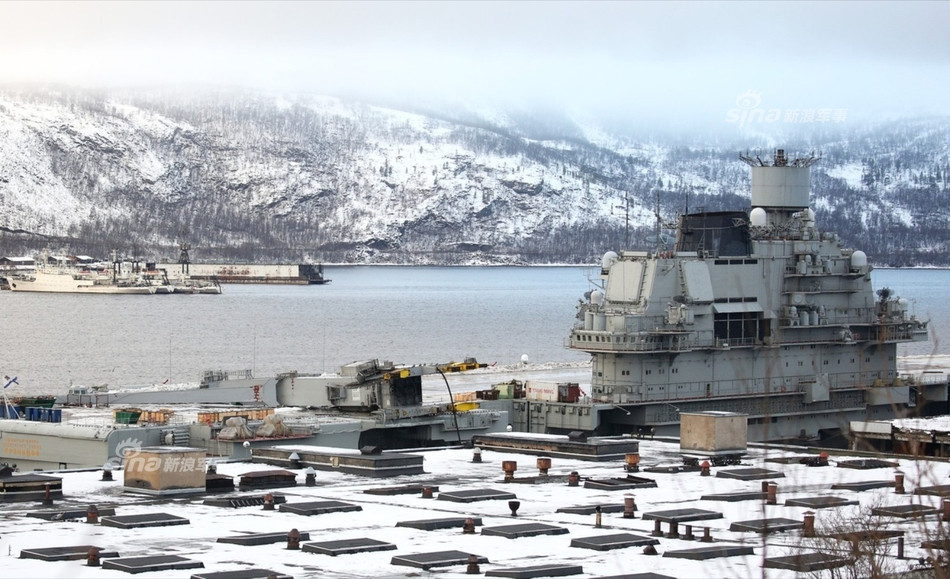 Dù vậy tình trạng của tàu sân bay này khá tệ khi phần cần cầu của PD-50 đổ lên boong tàu Đô đốc Kuznetsov vẫn chưa được di dời. Truyền thông Nga đưa tin cho biết đã có một lỗ thủng rộng khoảng 20 mét vuông được tạo ra sau vụ tai nạn. Nguồn ảnh: Sina.