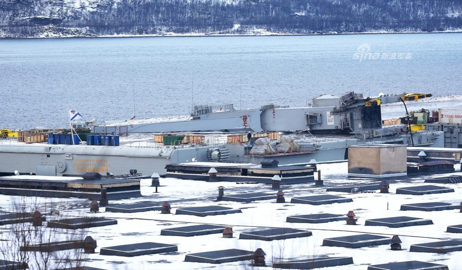 Mặc dù vậy nhiều chuyên gia quân sự cho rằng nếu tới năm 2020, Hải quân Nga vẫn tiếp tục sử dụng tàu sân bay ra đời từ năm 80 này thì rõ ràng là quá lỗi thời. Nguồn ảnh: Sina.