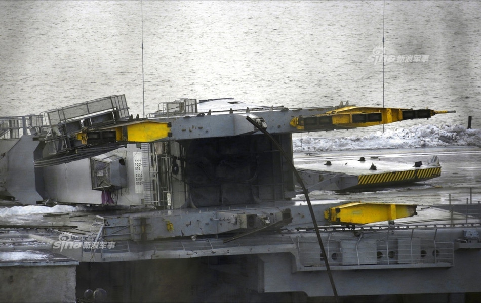 Cận cảnh phần cần cẩu được cho là nặng tới 70 tấn đổ gục lên tàu sân bay Đô đốc Kuznetsov sau khi ụ nổi bị chìm bất ngờ. Vụ việc làm nhiều người bị thương nhưng vẫn không rõ có người thiệt mạng hay không do vẫn còn nhiều thông tin trái chiều. Nguồn ảnh: Sina.