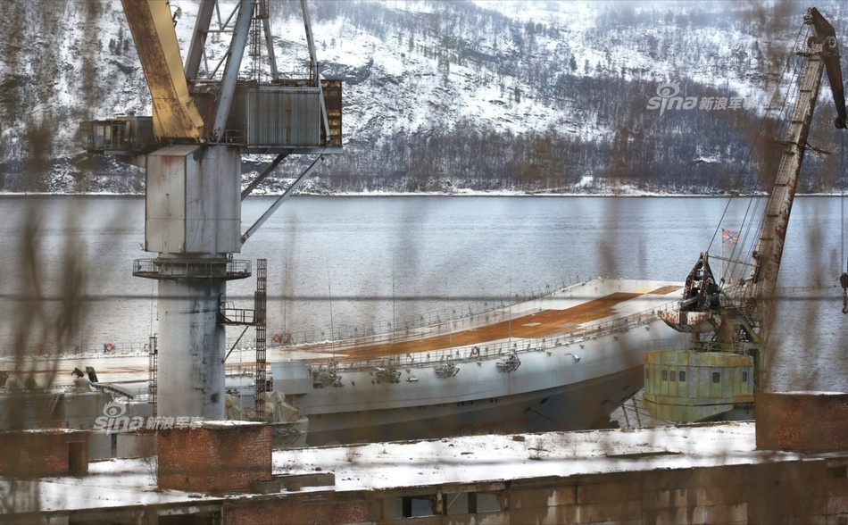 Cầu nhảy trên tàu và hệ thống đường băng đã bị bóc ra nhiều mảng có lẽ là để phục vụ việc sửa chữa, nâng cấp đang diễn ra trước đó. Nguồn ảnh: Sina.