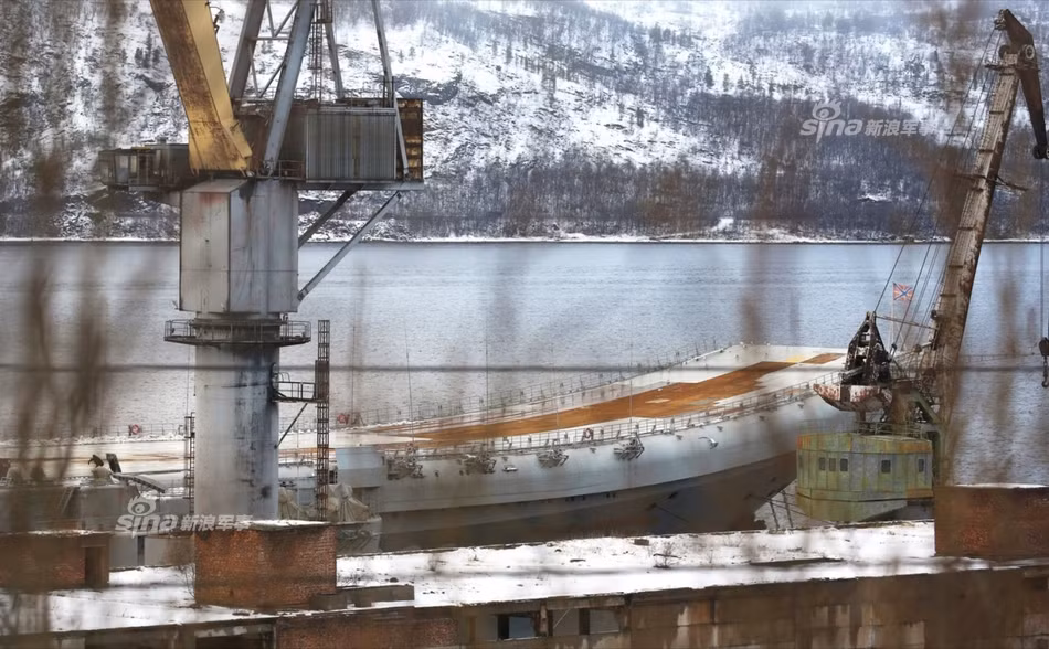 Cầu nhảy trên tàu và hệ thống đường băng đã bị bóc ra nhiều mảng có lẽ là để phục vụ việc sửa chữa, nâng cấp đang diễn ra trước đó. Nguồn ảnh: Sina.