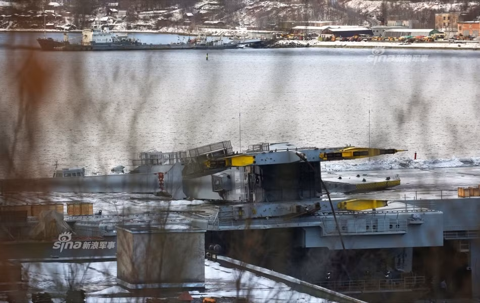 Hiện tại vẫn chưa rõ thiệt hại của hàng không mẫu hạm Nga và liệu vụ tai nạn này có khiến thời gian về biển của tàu sân bay này dài thêm nữa hay không. Nguồn ảnh: Sina.