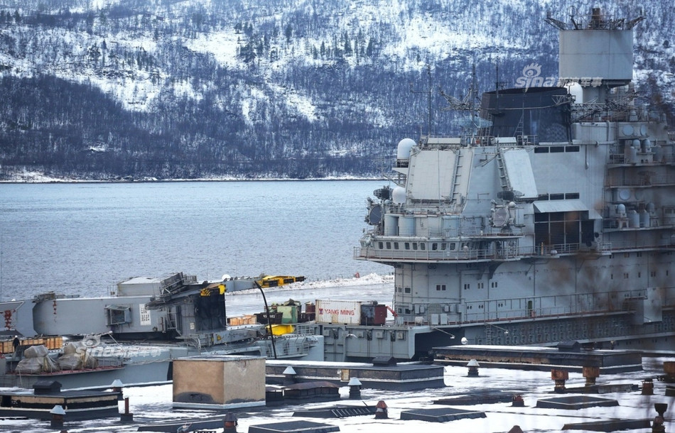 Phần kiến trục thượng tầng của tàu sân bay Kuznetsov may mắn không bị ảnh hưởng bởi chiếc cần cẩu 70 tấn. Cảm quan có thể thấy, phần kiến trục thượng tầng của Kuznetsov và quan trọng nhất là hệ thống radar của nó dường như vẫn còn nguyên vẹn. Nguồn ảnh: Sina.