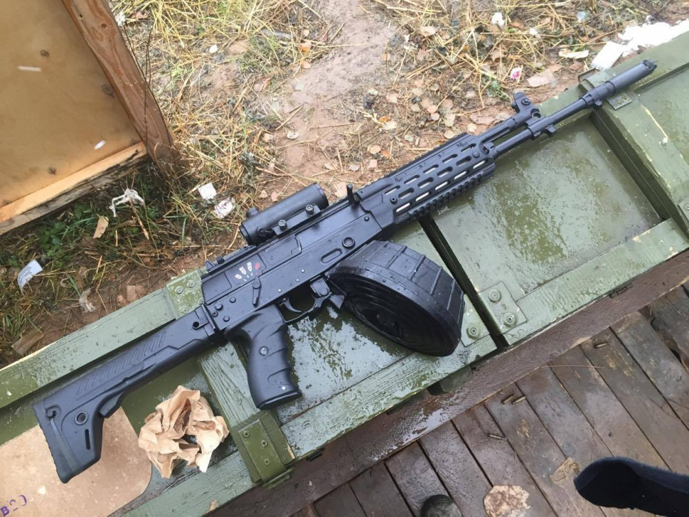 Trong khi đó hai khẩu A545 và A762 chỉ được khuyến cáo sử dụng phù hợp với các lực lượng đặc nhiệm khi nó có độ giật cực kỳ thấp. Thêm vào đó, khẩu đối thủ của khẩu AK-12 cũng cực kỳ đắt đỏ, đắt hơn AK-74M tới 10 lần trong khi AK-12 thì rẻ hơn. Nguồn ảnh: Nationalin.