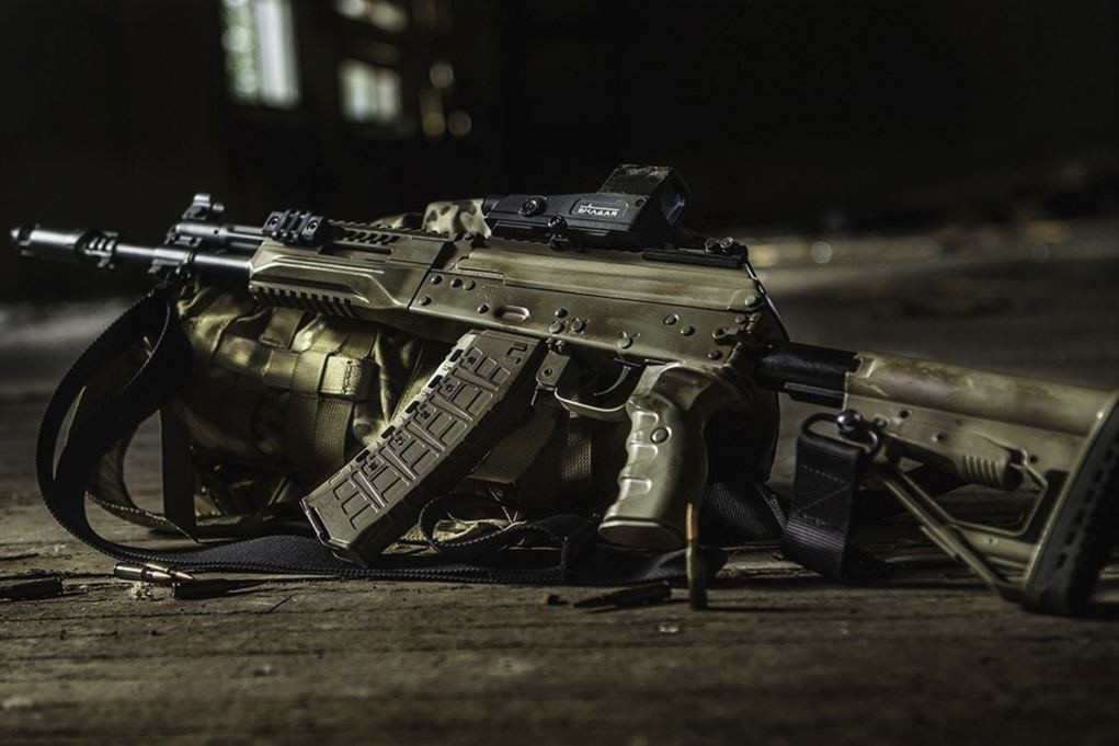 Điểm ưu việt nhất của phiên bản AK-400 đó là nó có hệ thống trích khí khoá nòng được cải tiến, cho phép xạ thủ bắn với tốc độ nhanh hơn nhưng vẫn duy trì được độ chính xác. Nguồn ảnh: Nationalin.