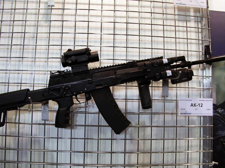 Đầu tiên phải kể đến hệ thống nắp đậy khoá nòng giúp che chắn bụi cùng với bệ tỳ vai có khả năng điều chỉnh kích thước phù hợp với từng binh lính. Nguồn ảnh: Nationalin.