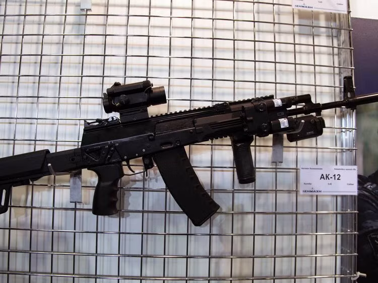 Đầu tiên phải kể đến hệ thống nắp đậy khoá nòng giúp che chắn bụi cùng với bệ tỳ vai có khả năng điều chỉnh kích thước phù hợp với từng binh lính. Nguồn ảnh: Nationalin.