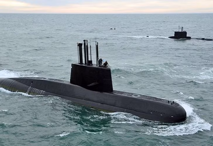 Trong suốt một năm mất tích, tàu ngầm ARA San Juan vẫn không bị xoá đăng bạ, con tàu này vẫn được ghi là đang ở trong tình trạng tuần tra biển và mọi trợ cấp, lương của thuỷ thủ đoàn đều được gửi về cho người nhà của họ. Nguồn ảnh: Vowxs.