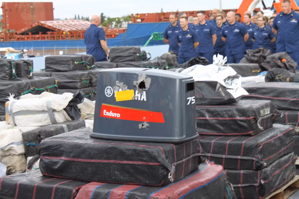 Số ma tuý này được cho là đang trên đường đến Florida, tuần duyên Mỹ đã buộc phải nổ súng để bắt giữ các tàu vận tải ma tuý này. Nguồn ảnh: BI.