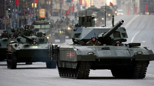 Điều này có thể trở thành một trở ngại lớn khiến Nga và Ấn Độ khó có thể đến được với nhau trên bàn đàm phán vì đây là một loại xe tăng thế hệ mới rất hiện đại, có chứa nhiều công nghệ cực kỳ tinh vi. Việc chuyển giao cho Ấn Độ các công nghệ này trong tương lai gần có thể khiến T-14 sớm bị bắt bài hoặc sớm lộ bí mật - dẫn đến việc có đối thủ cạnh tranh trực tiếp trên chiến trường và trên cả... thương trường. Nguồn ảnh: Archive.