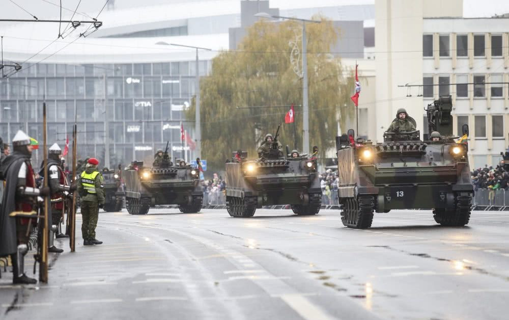 Quân đội Litva hiện tại có quân số chính thúc là 20.565 người. Luật nghĩa vụ quân sự ở quốc gia này đã được bãi bỏ từ năm 2008. Tuy nhiên sau đó tới năm 2015 lại được áp dụng lại vì lo ngại trước sức mạnh của Nga. Nguồn ảnh: QQ.