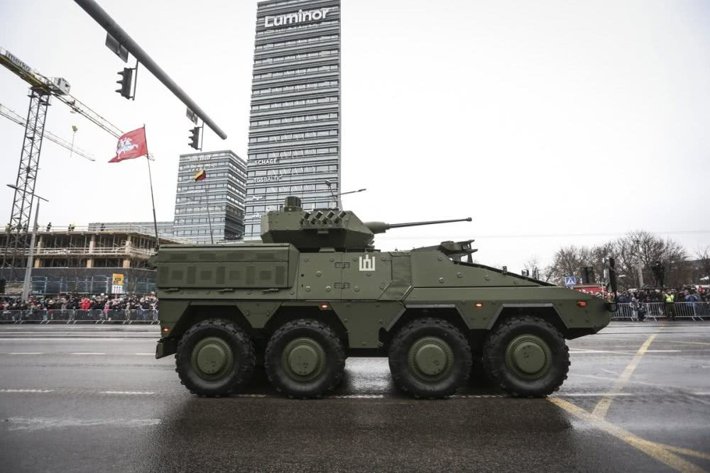 Lễ duyệt binh ở Litva vừa diễn ra hôm 24/11 vừa rồi, có sự tham gia của 4.000 binh lính với nhiều loại trang thiết bị hiện đại và cực kỳ hoành tráng của quân đội nước này. Nguồn ảnh: QQ.