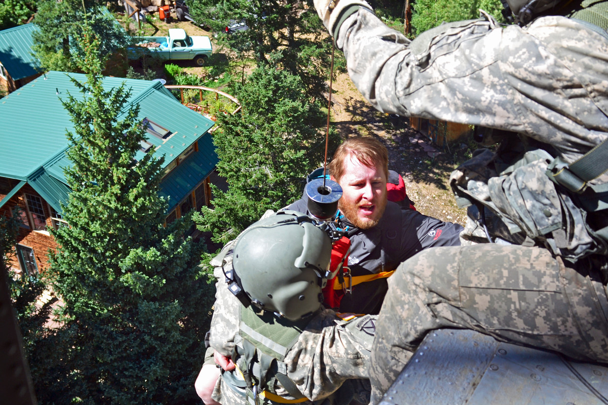 Vệ binh Quốc gia Mỹ thực hiện cứu hộ cứu nạn bằng trực thăng Black Hawk. Nguồn ảnh: Pinterest.