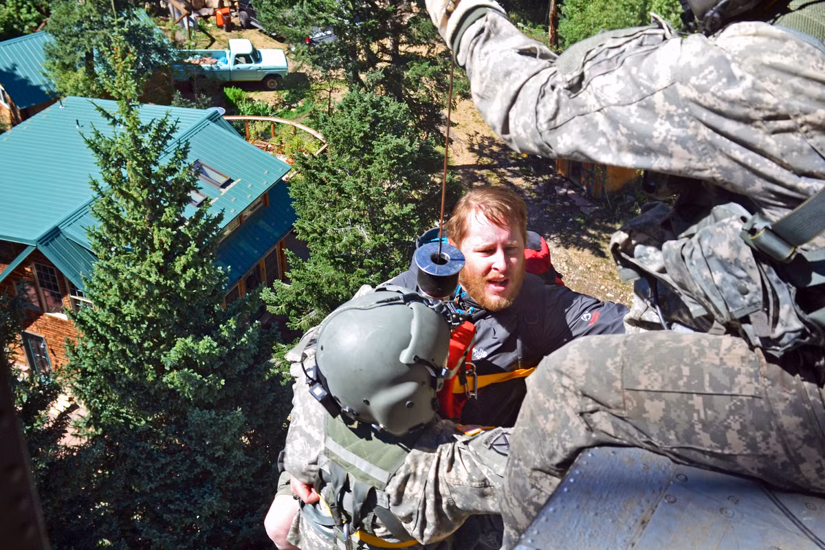 Vệ binh Quốc gia Mỹ thực hiện cứu hộ cứu nạn bằng trực thăng Black Hawk. Nguồn ảnh: Pinterest.