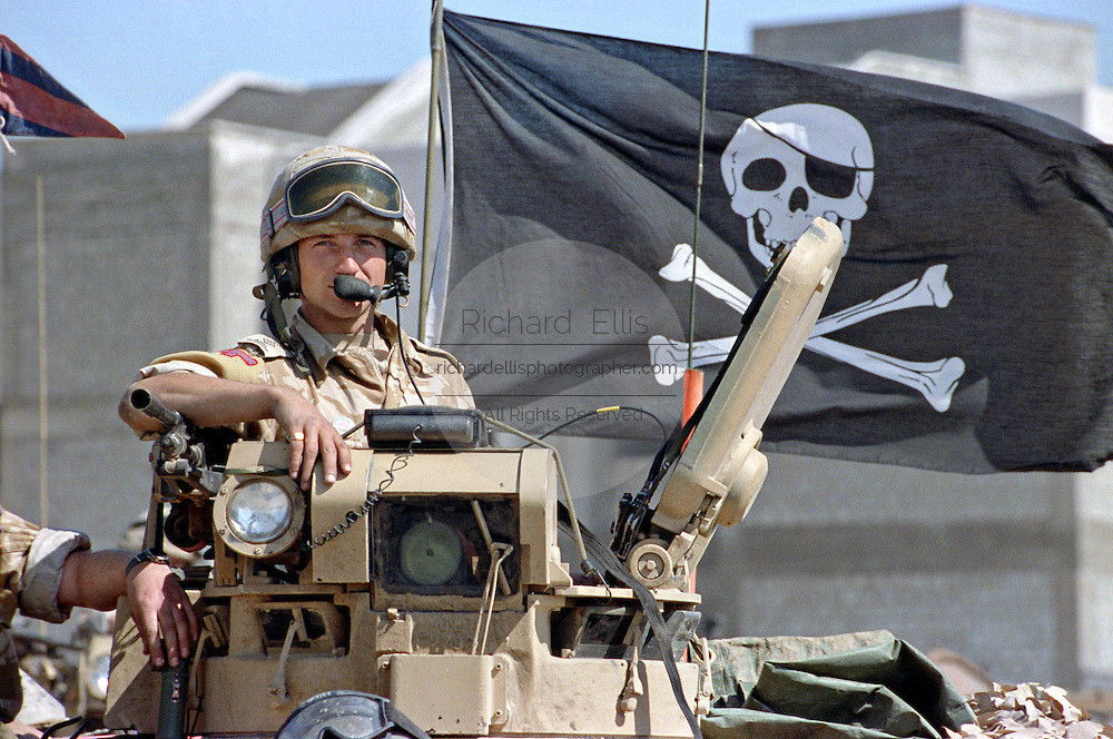 Một lực lượng thiết giáp của Anh với cờ cướp biển treo trên nóc xe. Nguồn ảnh: Warhistory.