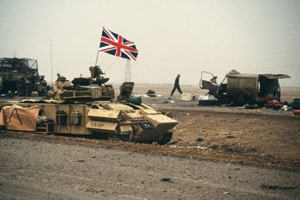 Xe thiết giáp của Anh trên "Đại Lộ Kinh Hoàng" nơi quân Đồng minh oanh kích đoàn xe quân sự lên tới hàng nghìn chiếc của Quân đội Iraq khi tháo chạy khỏi Kuwait. Nguồn ảnh: Warhistory.