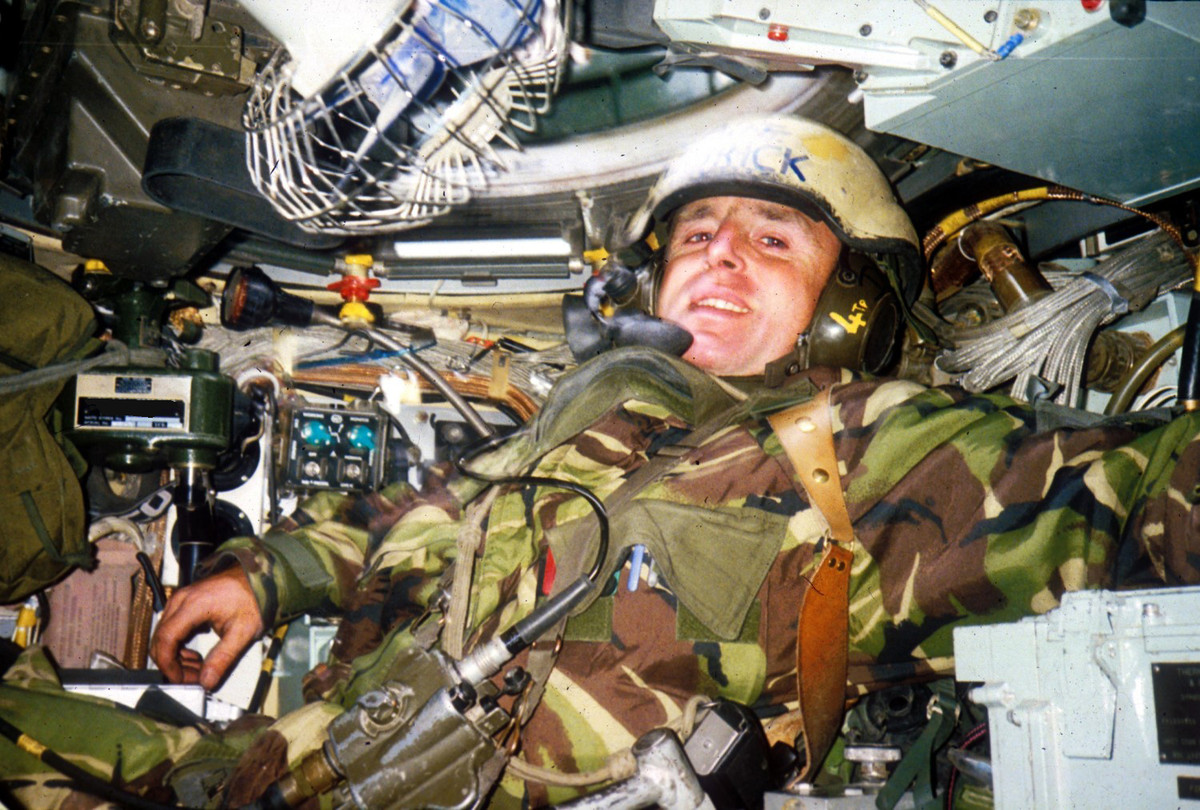 Kíp lái bên trong xe tăng Challenger được trang bị quạt con cóc để giải nhiệt. Dưới cái nòng 45 độ vào ban ngày ở chiến trường này, bên trong xe tăng sẽ biến thành một phòng xông hơi chỉ sau ít phút. Nguồn ảnh: Warhistory.