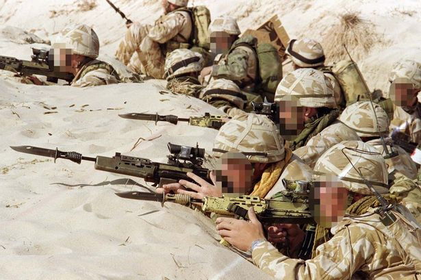 Cư dân mạng Anh thậm chí còn thấy kỳ lạ khi một cuộc chiến diễn ra vào cuối thế kỷ 20 mà quân Anh vẫn gắn lưỡi lê lên súng để sẵn sàng giáp lá cà khi cần!. Nguồn ảnh: Warhistory.