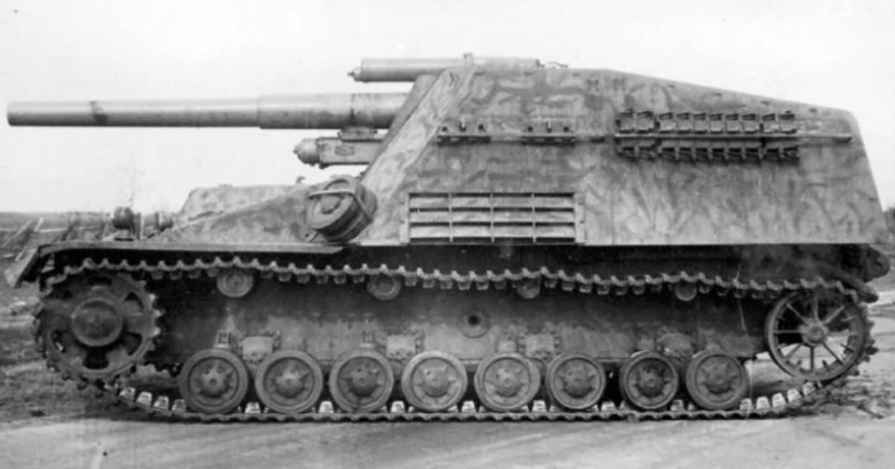 Được xây dựng dựa trên khung của xe tăng Panzer III và Panzer IV, pháo tự hành Hummel là một trong những khẩu pháo tự hành thành công nhất của Đức trong Chiến tranh Thế giới thứ hai. Nguồn ảnh: Warhistory.