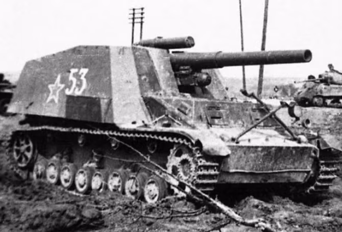 Pháo Hummel được sản xuất từ năm 1942 và bắt đầu phục vụ trên chiến trường từ năm 1943 tới hết chiến tranh. Ở ngay thời điểm đó Quân đội Đức đã đặt cái tên "Vua chiến trường" cho khẩu pháo tự hành hạng nặng này. Nguồn ảnh: Warhistory.