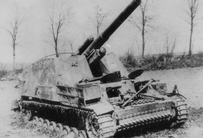 Được thiết kế từ năm 1942, pháo tự hành Hummel ra đời để phục vụ cho nhu cầu cơ động cao của pháo hạng nặng trên chiến trường nhằm theo kịp được lực lượng thiết giáp để tăng cường hoả lực yểm trợ. Nguồn ảnh: Warhistory.