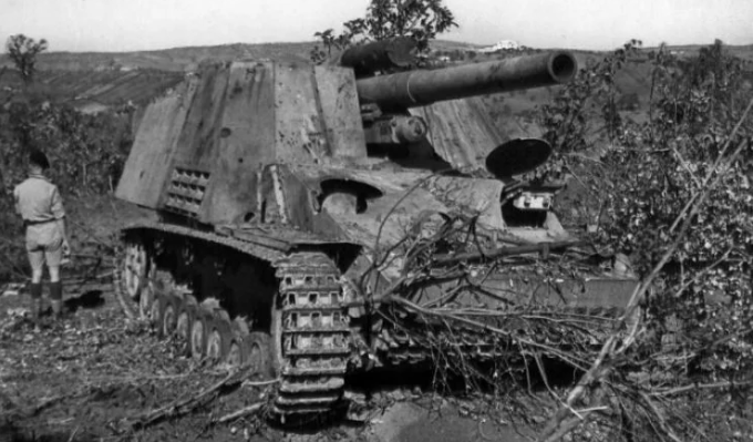 Do sử dụng cỡ đạn quá lớn, Hummel chỉ mang theo được dự trữ 18 viên đạn. Ngoài ra khẩu pháo này còn được trang bị một súng máy MG34 cỡ nòng 7,92mm cùng dự trữ 600 viên đạn. Nguồn ảnh: Warhistory.