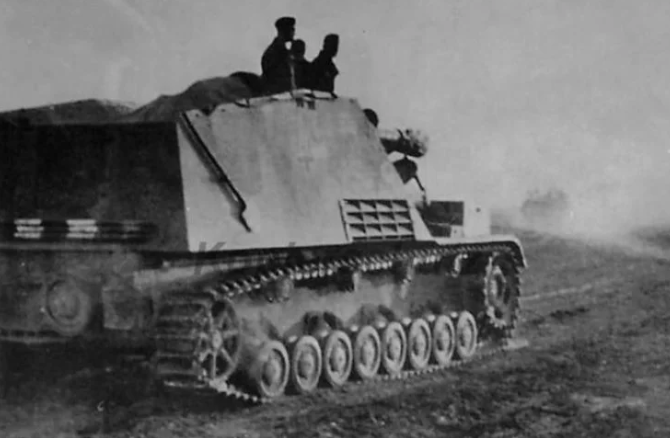 Sở dĩ pháo tự hành Hummel có biệt danh này là do nó sở hữu cỡ nòng cực đại lên tới 15cm (150mm) với tầm bắn tối đa lên tới hơn 15.000 mét - cực tốt vào thời bấy giờ.. Nguồn ảnh: Warhistory.