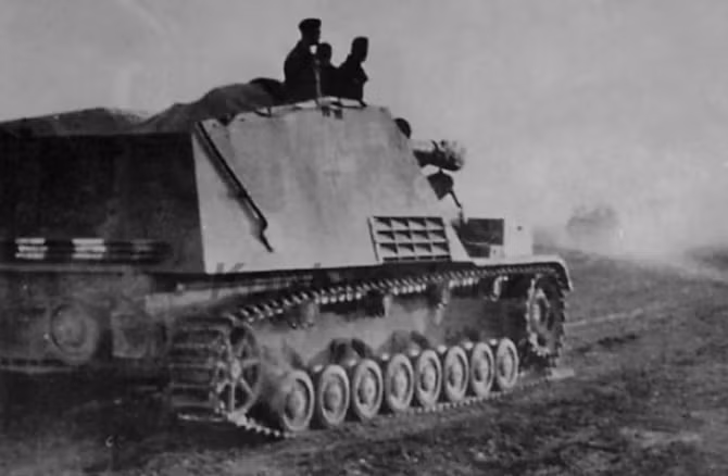 Sở dĩ pháo tự hành Hummel có biệt danh này là do nó sở hữu cỡ nòng cực đại lên tới 15cm (150mm) với tầm bắn tối đa lên tới hơn 15.000 mét - cực tốt vào thời bấy giờ.. Nguồn ảnh: Warhistory.