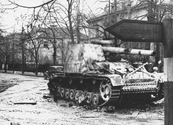 Nhược điểm lớn nhất của Hummel đó là nó có thiết kế không có nóc. Nghĩa là toàn bộ kíp chiến đấu sẽ ngồi trong một chiếc... xe tăng mui trần, có thể dễ dàng bị hạ gục bởi máy bay hoặc chỉ bởi một trái lựu đạn được ném vào trong xe. Nguồn ảnh: Warhistory.