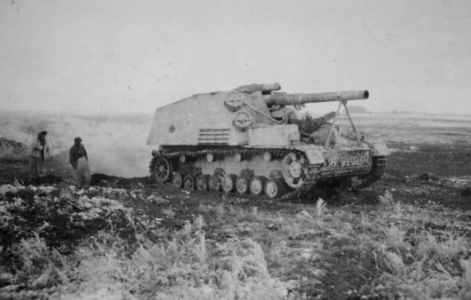 Trận chiến ra mắt của Hummel là tại trận Vòng cung Kursk với số lượng tham chiến khoảng 100 chiếc. Chúng được yểm trợ bởi một sư đoàn tăng Panzer IV và Tiger. Những chiếc tham chiến trận đầu này đều là bản Hummel sử dụng nòng 10,5cm. Nguồn ảnh: Warhistory.