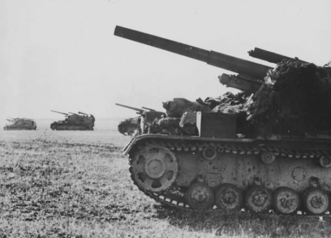 Ban đầu, khẩu pháo này được trang bị nòng pháo 10,5 cm loại leFH 18 trên khung gầm của xe tăng Panzer III. Sau đó, khẩu pháo lựu cữ nòng 15 cm loại sFH đã được đặt lên khung gầm xe tăng Panzer IV và cho ra đời bản nâng cấp của Hummel với cỡ nòng cực khủng - 15cm. Nguồn ảnh: Warhistory.