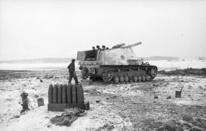 Phiên bản sử dụng cỡ nòng 15 cm của Hummel có trọng lượng tổng cộng 24 tấn, chiều dài 7,17 mét và rộng 2,97 mét. Kíp chiến đấu của Hummel có 6 người trong đó bao gồm 1 lái xe và 5 thành viên kíp pháo. Nguồn ảnh: Warhistory.