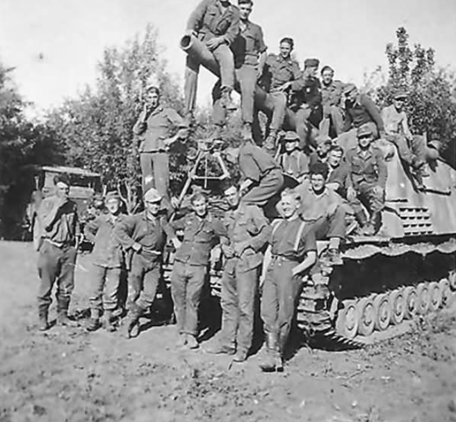 Giống với Panzer III và Panzer IV, hệ thống giảm xóc của Hummel là giảm xóc bằng thanh nhíp. Kiểu giảm xóc này cho phép Hummel di chuyển được ở tốc độ cao nhưng lại kém khi gặp đường có địa hình xấu. Nguồn ảnh: Warhistory.