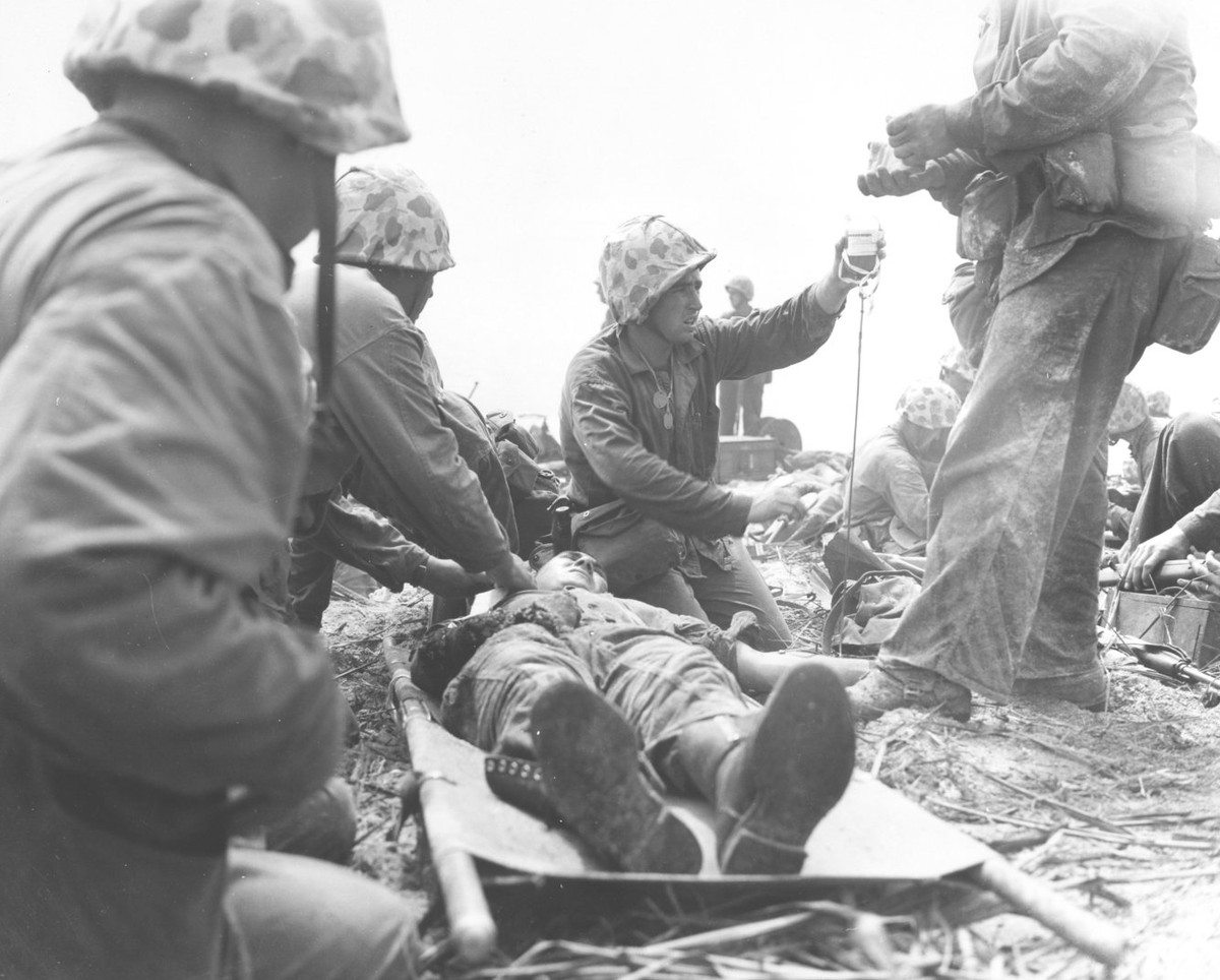 Quân y Thuỷ quân Lục chiến cứu chữa thương binh giữa làn đạn. Nguồn ảnh: BI.