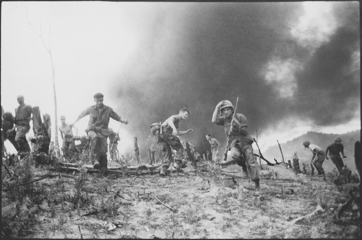 Thuỷ quân Lục chiến Mỹ bỏ chạy toán loạn trong khi một máy bay vận tải rơi ngay bên cạnh. Nguồn ảnh: BI.