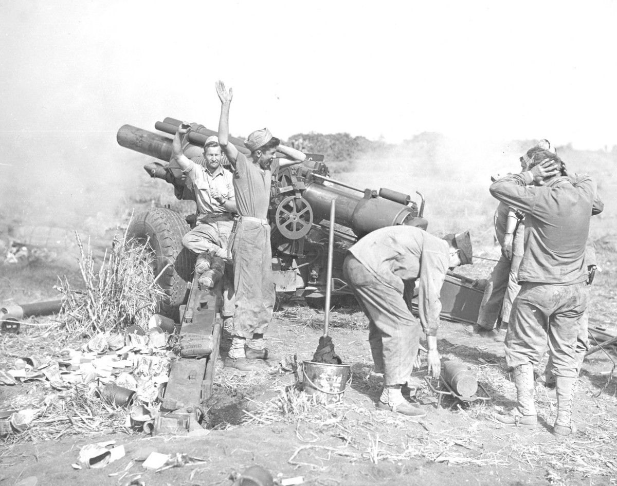 Thuỷ quân Lục chiến Mỹ với khẩu pháo lựu 155mm phải tự bịt tai để tránh tiếng pháo. Nguồn ảnh: BI.