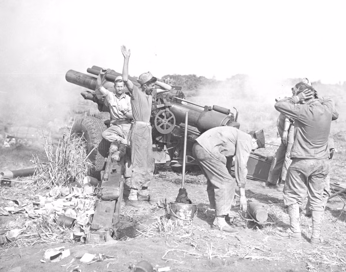 Thuỷ quân Lục chiến Mỹ với khẩu pháo lựu 155mm phải tự bịt tai để tránh tiếng pháo. Nguồn ảnh: BI.