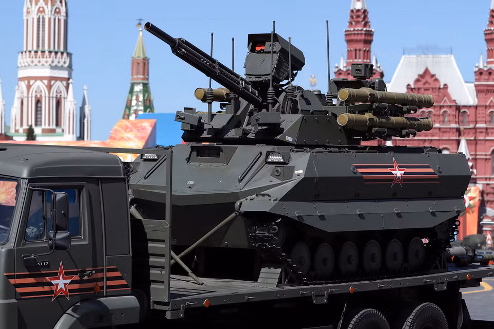 Đứng đầu trong số vũ khí có thể thay thế con người trong chiến tranh tương lai không thể không kể đến mẫu robot chiến đấu Uran-9 của Quân đội Nga. Đây là loại robot tự hành được Nga phát triển và từng được thực chiến thử nghiệm trên chiến trường Syria. Nguồn ảnh: BI.