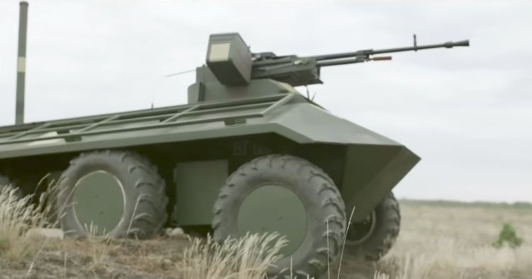 Ukraine cũng không hề tỏ ra kém cạnh với loại robot mang tên Phantom - Con Ma. Loại robot này có trọng lượng 2,5 tấn và được trang bị một khẩu súng máy cỡ nòng 12,7mm. Nguồn ảnh: BI.