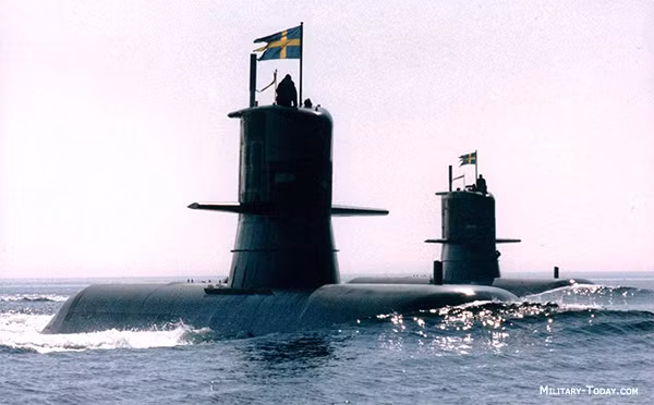 Tàu ngầm sử dụng động cơ đẩy AIP cũng có thời gian hoạt động lâu hơn nhiều so với tàu ngầm sử dụng động cơ diesel thông thường, có thể lên tới 4 tháng hoạt động liên tục trên biển. Về lý thuyết thì khả năng hoạt động của tàu ngầm hạt nhân là "vô hạn". Tuy nhiên do có số lượng thuỷ thủ đoàn quá đông, tàu ngầm hạt nhân vẫn không hoạt động được quá 90 ngày trên biển trước khi phải vào bờ để tiếp tế. Nguồn ảnh: Thearchive.
