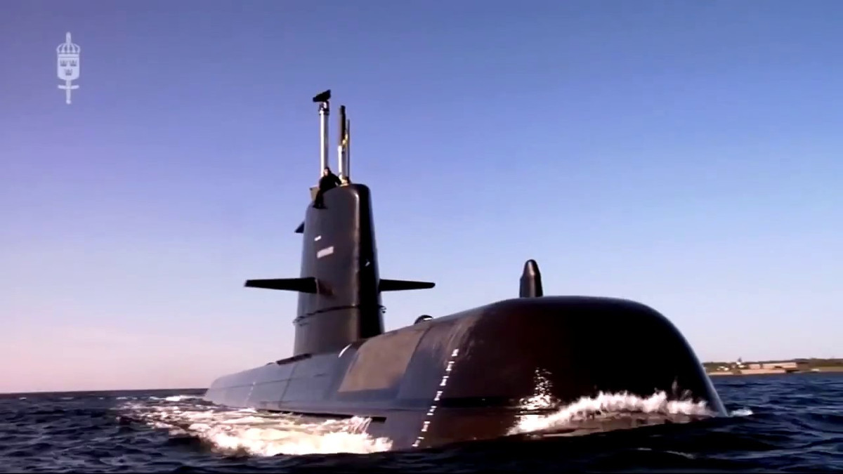 Tàu được trang bị 2 động cơ điện - diesel và hai hệ thống AIP độc lập. Tốc độ tối đa của Gotland khi nổi là 20 km/h trong khi đó khi lặn có thể đạt 37 km/h nếu sử dụng pin và khaongr 10 km/h khi sử động động cơ AIP. Nguồn ảnh: Thearchive.