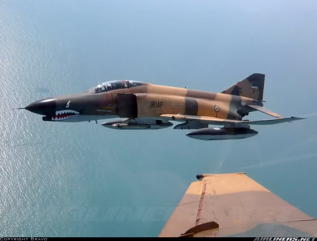 Theo thông tin được Global Security báo cáo công khai, trang bị Không quân Iran hiện có khoảng 10 chiếc F-4D và 50 chiếc F-4E. Các phiên bản F-4 này đều được Iran cho chuyển sang sử dụng loại radar PL 7 và PL 12 do Trung Quốc sản xuất. Nguồn ảnh: Airliners.