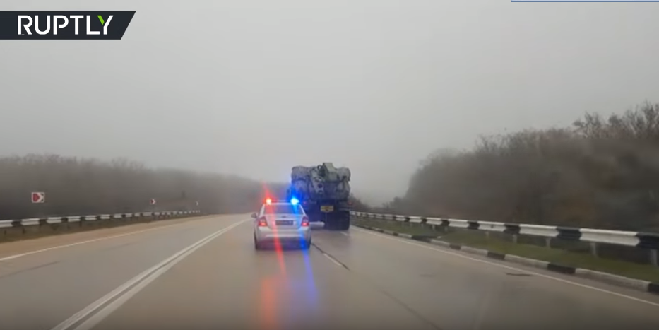 Thậm chí đoàn tên lửa còn được xe cảnh sát hộ tống tới địa điểm tập kết. Nguồn ảnh: Ruptly.