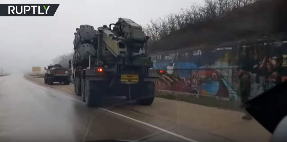 Qua đoạn Video có thể thấy, không chỉ một mà có vẻ như Nga đang đưa tới đây một tổ hợp tên lửa 3K60 Bal cùng với ba bệ phóng di động mang theo các tên lửa chống hạm Kh-35. Nguồn ảnh: Ruptly.